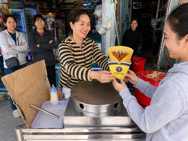 Khách hàng nhận bánh cờ rếp tại điểm bán Cờ Rếp Việt