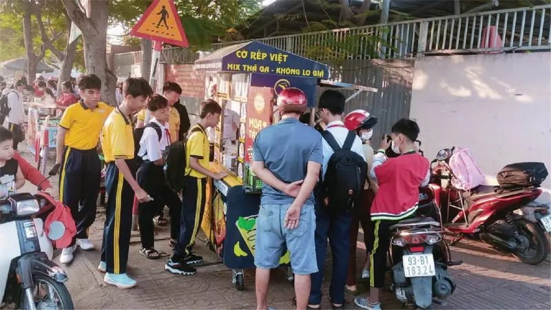 Khách hàng Anh Minh bán bánh cờ rếp tại Đồng Nai