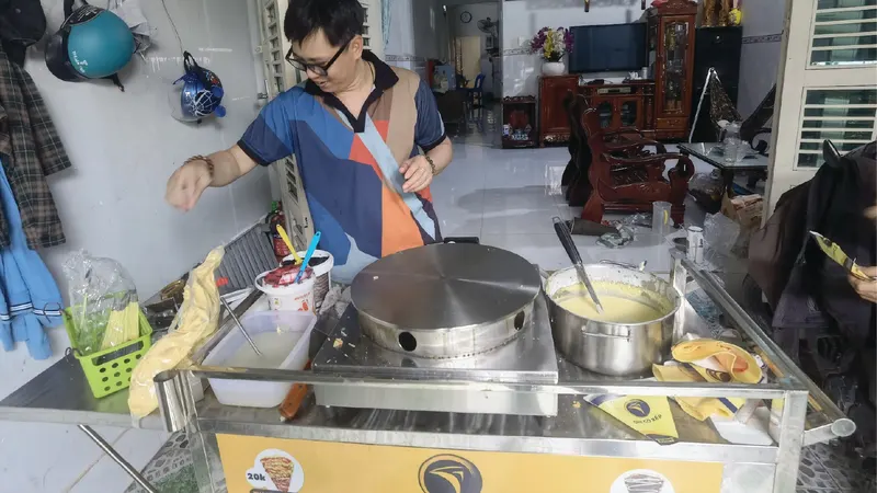 Khách hàng Anh Long bán bánh cờ rếp tại Long An